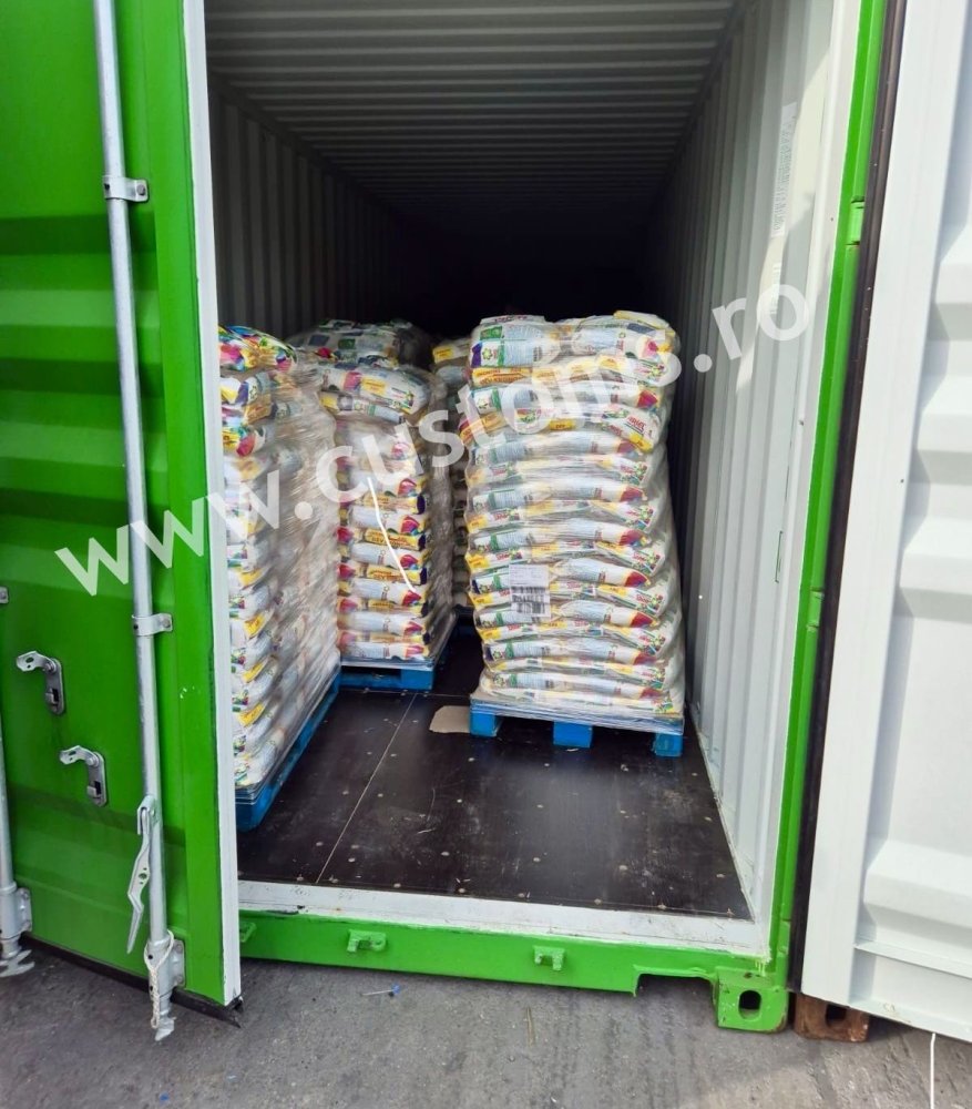Inspectorii vamali constănțeni au reținut zeci de tone de detergent contrafăcut în valoare de 1,2 milioane de lei 240918 AVR BVF Constanta Sud 77 tone detergent contrafacut 1 200 000 lei out