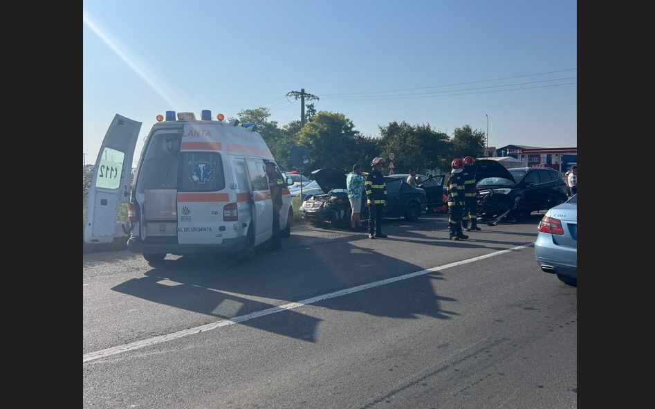 Accident rutier cu 3 autoturisme implicate, în Valu lui Traian accident ovidiu 2