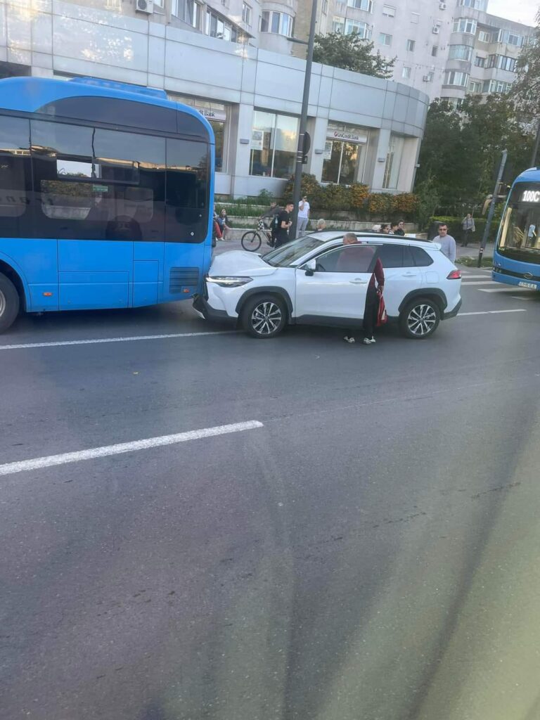 VIDEO O mașină a lovit o copilă, apoi un microbuz în zona Dacia / Minora a ajuns la spital WhatsApp Image 2024 10 08 at 18.24.38