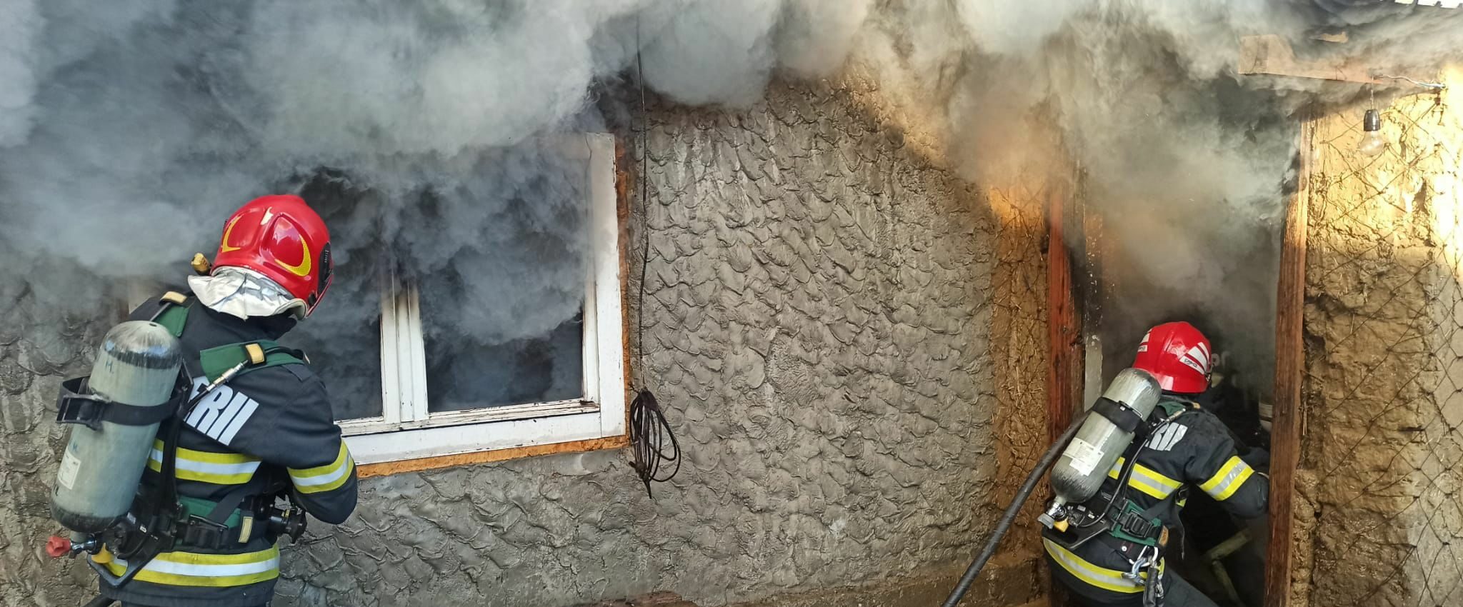 Incendiu puternic la o casă din Cataloi/ O persoană a fost scoasă din flăcări VIDEO Imagine WhatsApp 2024 11 08 la 09.56.39 44db7fe9 e1751610437788
