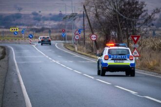 Urmărire ca în filme în Jurilovca: un șofer, condamnat după ce a dărâmat un indicator și a fugit de polițiști prin grădini, mort de beat politiebistritas scaled 1