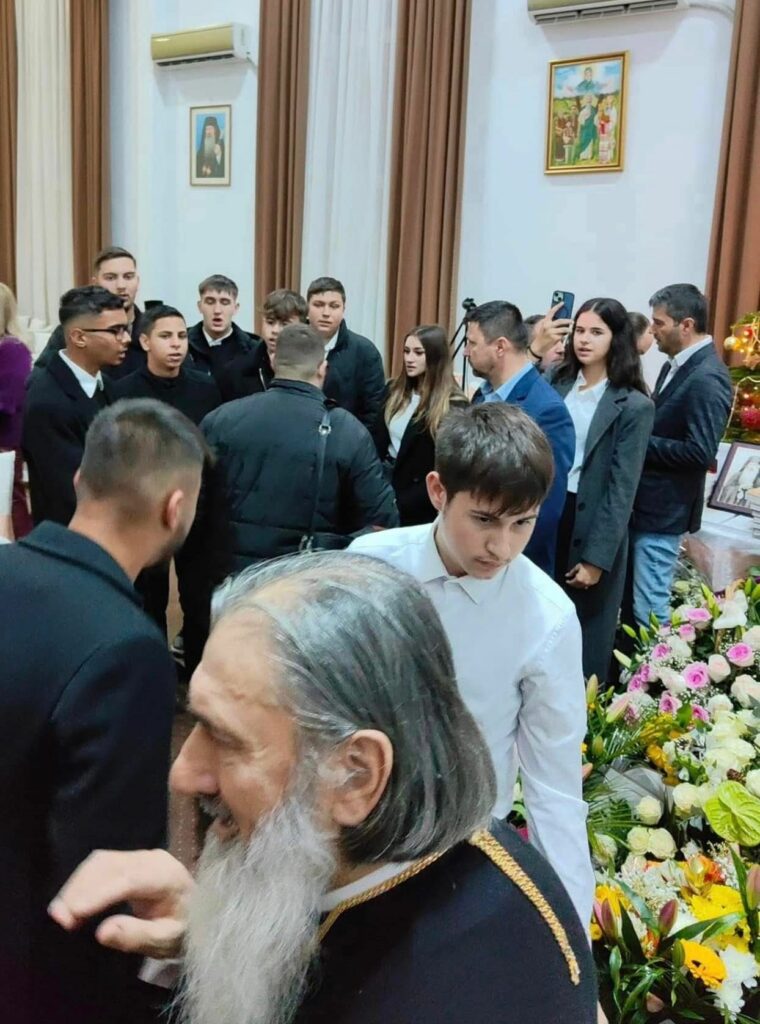 FOTO VIDEO Petrecere joi seară în Arhiepiscopia Tomisului, cu ocazia aniversării IPS Teodosie WhatsApp Image 2024 12 12 at 21.17.52 1 1