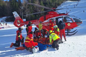 Accident grav pe pârtie, în staţiunea Azuga / În urma impactului, casca schiorului s-a crăpat FOTO 475067629 1003428158488423 455357105559768768 n