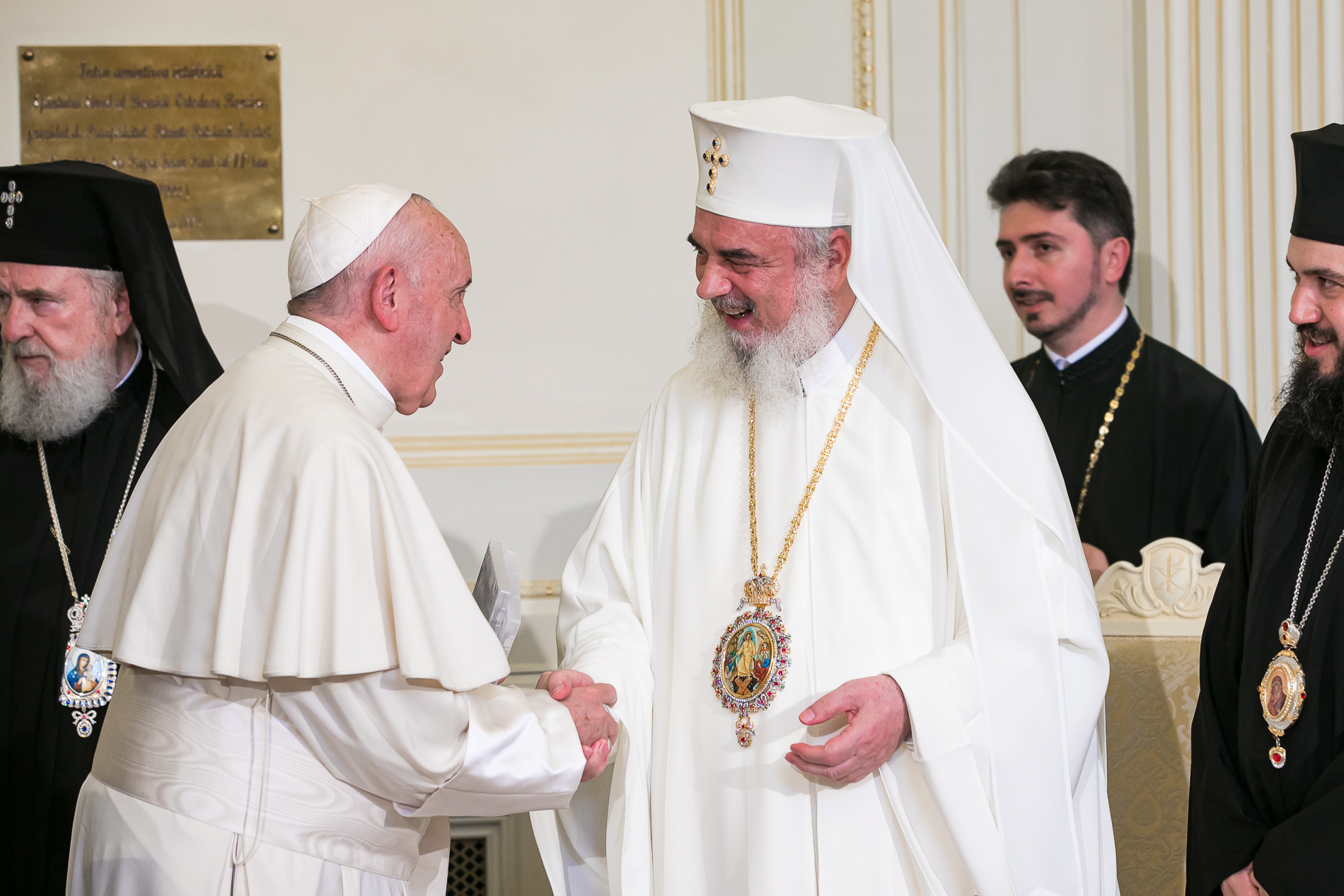 Reacția Patriarhiei Române după ce Papa Francisc a spus că Biserica Catolică e gata să accepte o singură dată pentru Paște Papa Francisc si Preafericitul Daniel