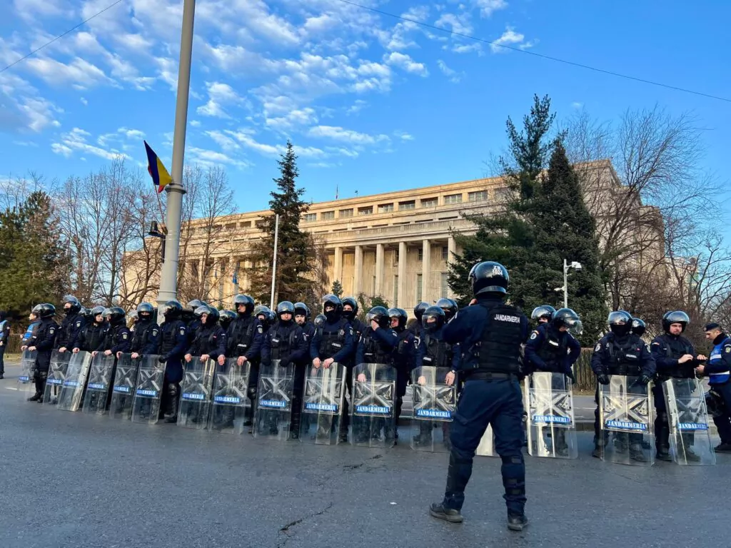 VIDEO Susținătorii lui Călin Georgescu încearcă să spargă barajul jandarmilor în Piața Victoriei/ Au venit trupele speciale 2 VIDEO Susținătorii lui Călin Georgescu încearcă să spargă barajul jandarmilor în Piața Victoriei/ Au venit trupele speciale Screenshot 2025 01 24 at 16 32 10 WhatsApp Image 2025 01 24 at 16.24.00 1024x768.webp imagine WEBP 1024 × 768