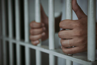 Un deținut a furat vin din capela Penitenciarului Tulcea după ce a descuiat ușile cu o unghieră / A contestat pedeapsa primită detinut