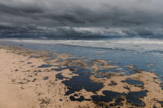Noi pete de combustibil în Marea Neagră, după naufragiul petrolierelor rusești din decembrie media 173522775712962500