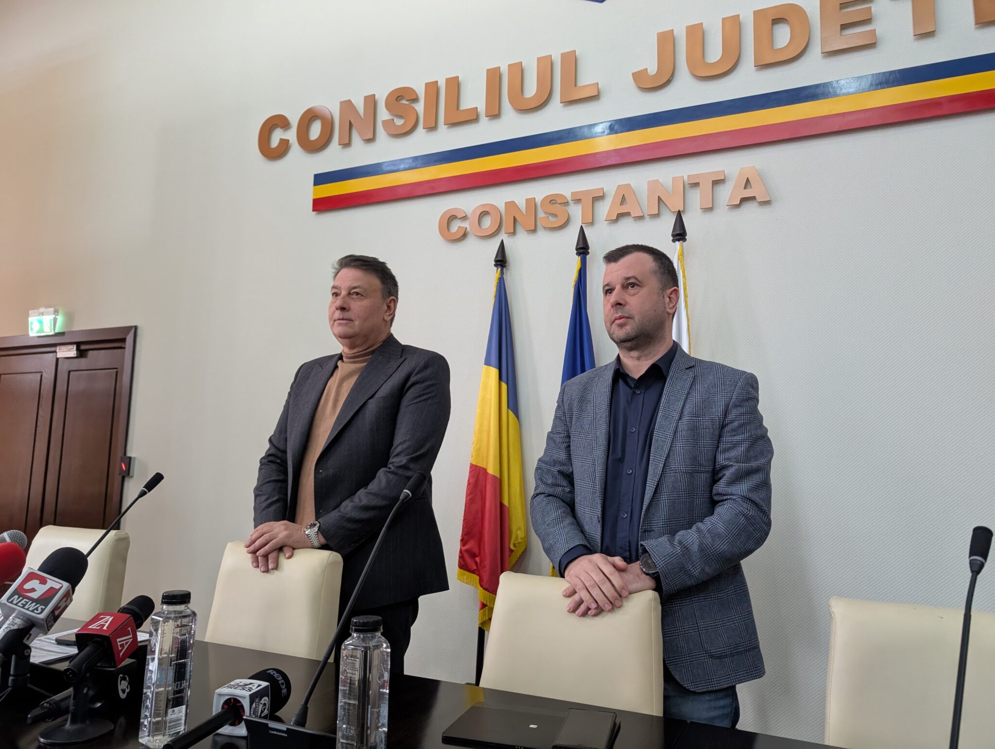 FOTO VIDEO Consilierii județeni, chemați în ședință ordinară/ Angajații CJ, nemulțumiți de reducerea numărului de posturi TEXT LIVE 08c9c0ad be9b 434c bf76 2f32cb2c39c4