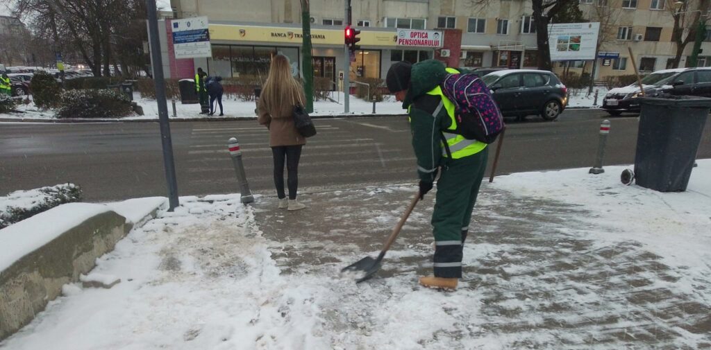 FOTO Circulația în municipiul Constanța se desfășoară în condiții normale de trafic / Utilajele de deszăpezire au intervenit rapid 1 12