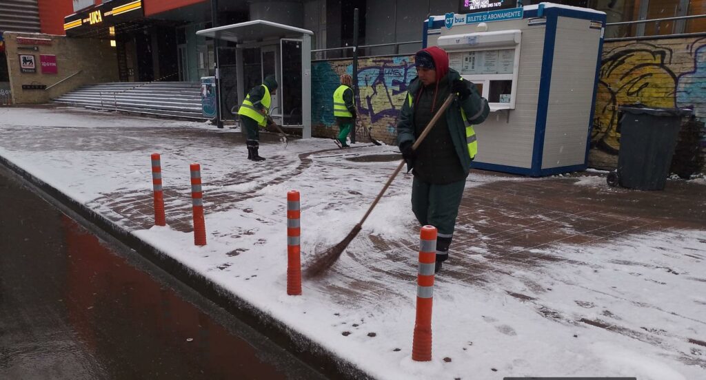 FOTO Circulația în municipiul Constanța se desfășoară în condiții normale de trafic / Utilajele de deszăpezire au intervenit rapid 1 13