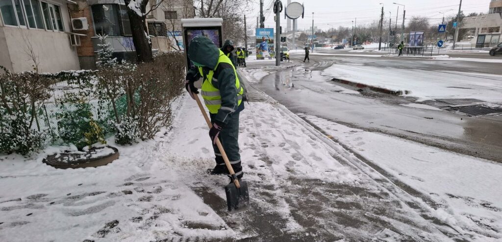 FOTO Circulația în municipiul Constanța se desfășoară în condiții normale de trafic / Utilajele de deszăpezire au intervenit rapid 1 17