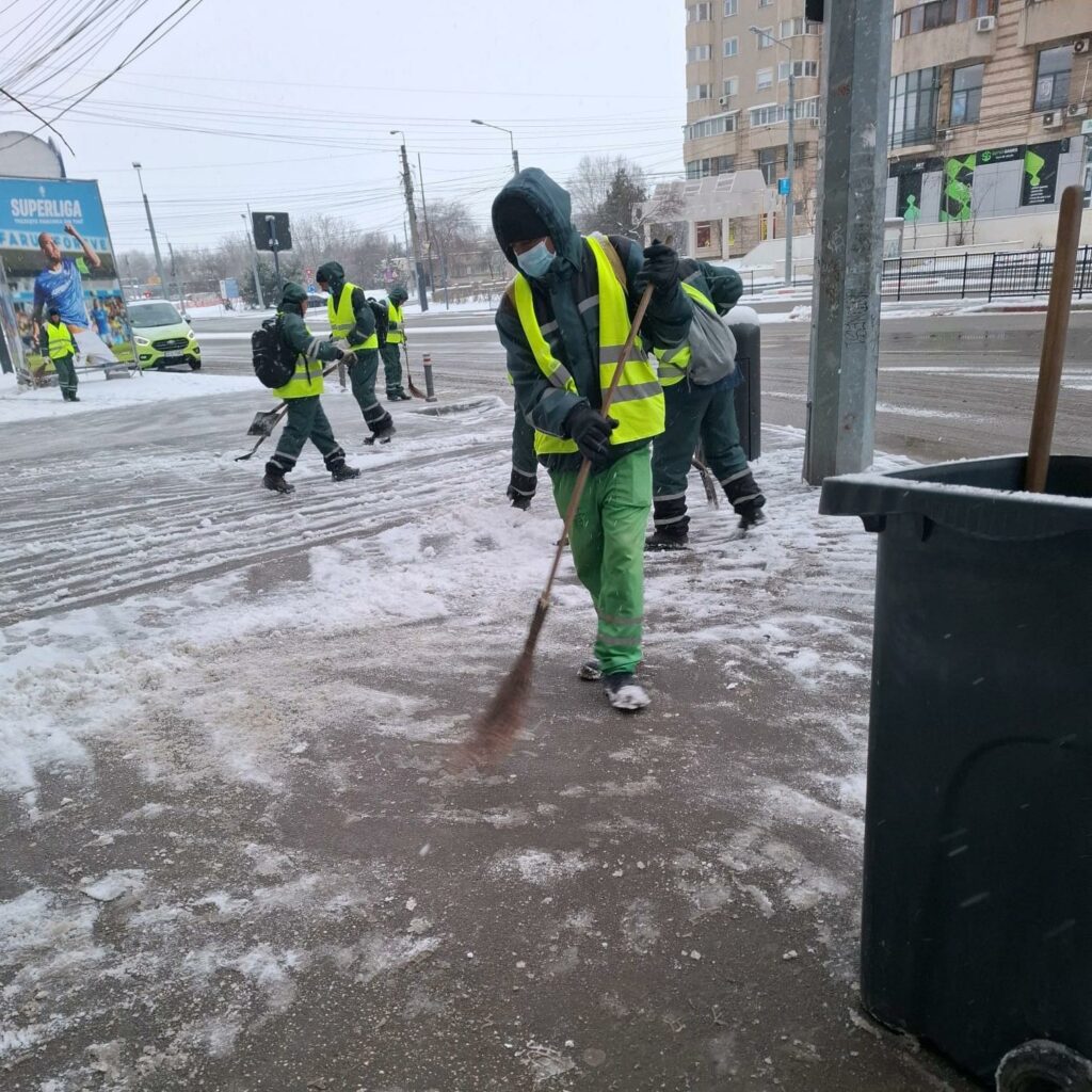 FOTO Circulația în municipiul Constanța se desfășoară în condiții normale de trafic / Utilajele de deszăpezire au intervenit rapid 1 19