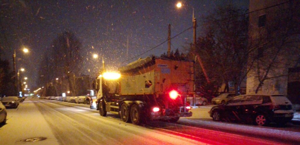 FOTO Circulația în municipiul Constanța se desfășoară în condiții normale de trafic / Utilajele de deszăpezire au intervenit rapid 1 2