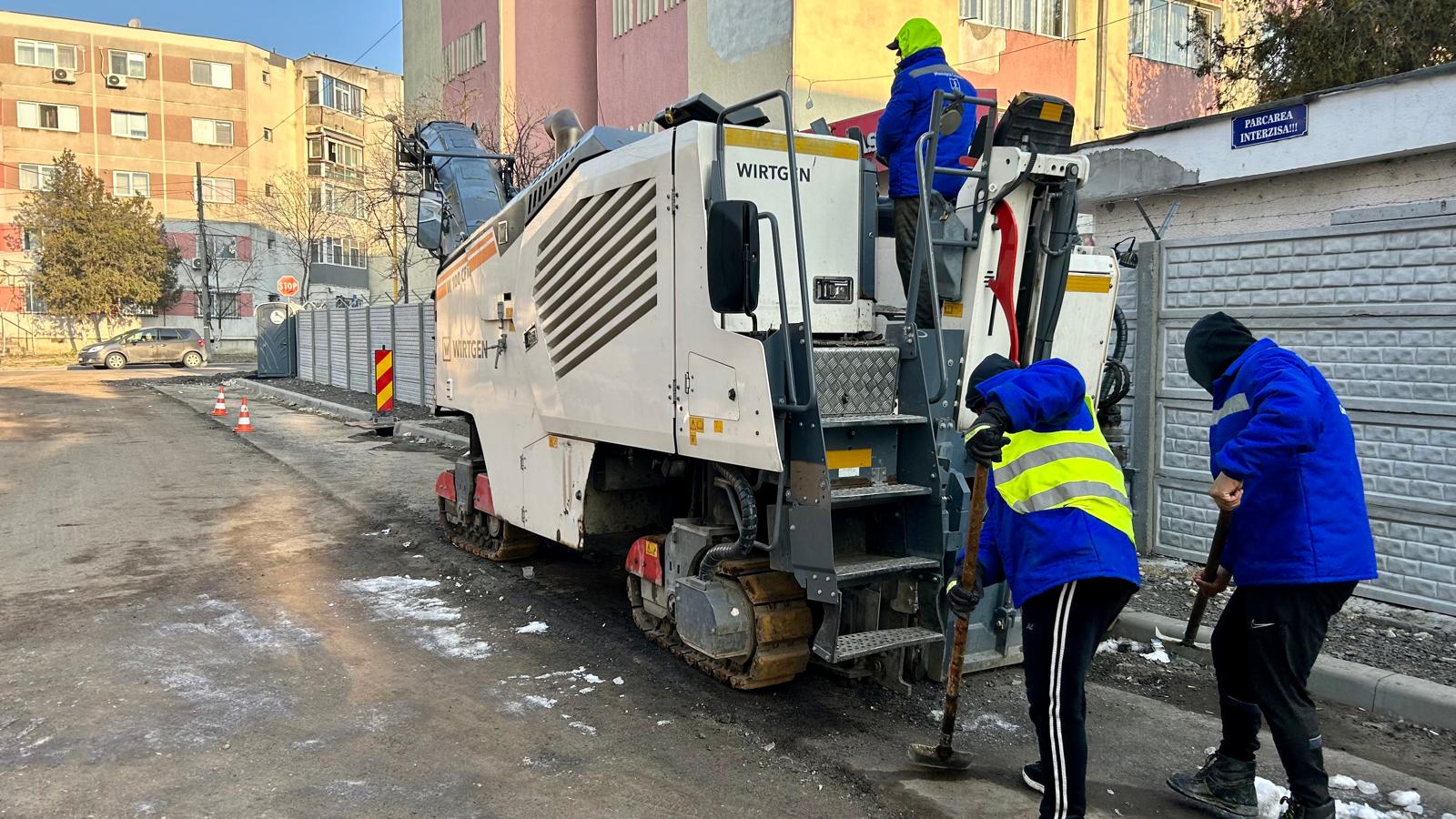 Se reabilitează carosabilul pe aleea Pelicanului/ Locuitorii din zonă sunt rugați să mute autoturismele parcate! 1 5 1