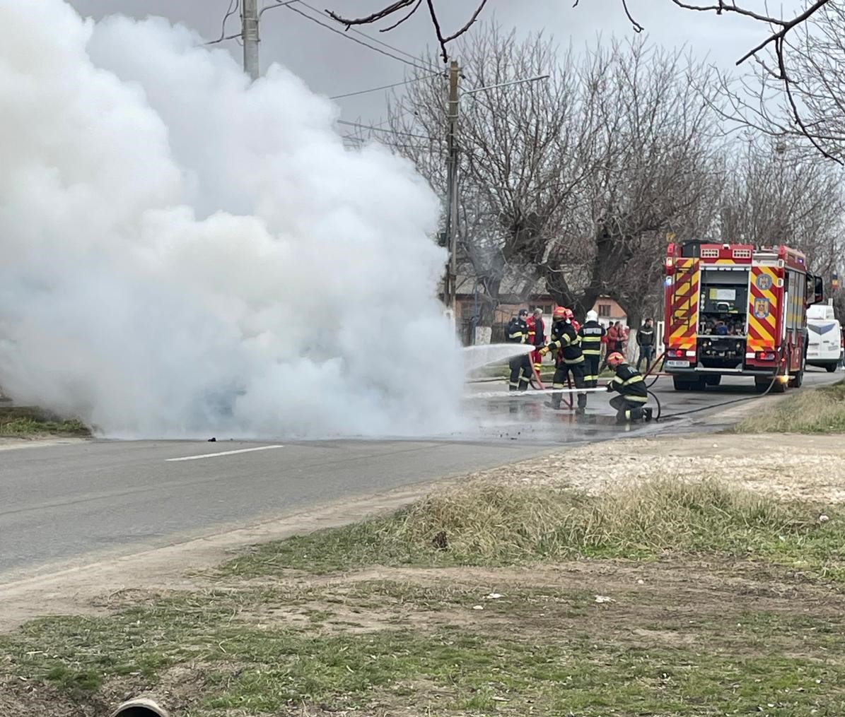 UPDATE O ambulanță privată care transporta un pacient a luat foc, la intrare în comuna Cuza Vodă 5565fc8f 4737 458f a5bf db8c16fd9640