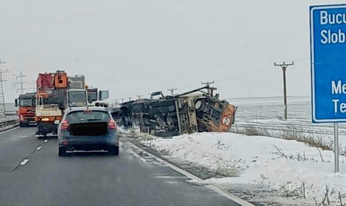 Un utilaj de deszăpezire a derapat și s-a răsturnat între Dorobanțu și Gălbiori 6a9a6745 b257 498c a67d ad09a46aaf62