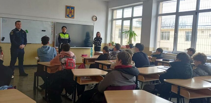 Acțiune de informare în școlile constănțene/ Polițiștii au vorbit despre prevenire Imagine WhatsApp 2025 02 11 la 15.46.30 dd54280f