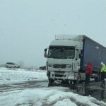 FOTO VIDEO Un TIR a derapat pe DJ228, în apropiere de Penitenciarul Poarta Albă/ Sunt scurgeri de combustibil UPDATE Imagine WhatsApp 2025 02 17 la 15.21.21 b9daaded