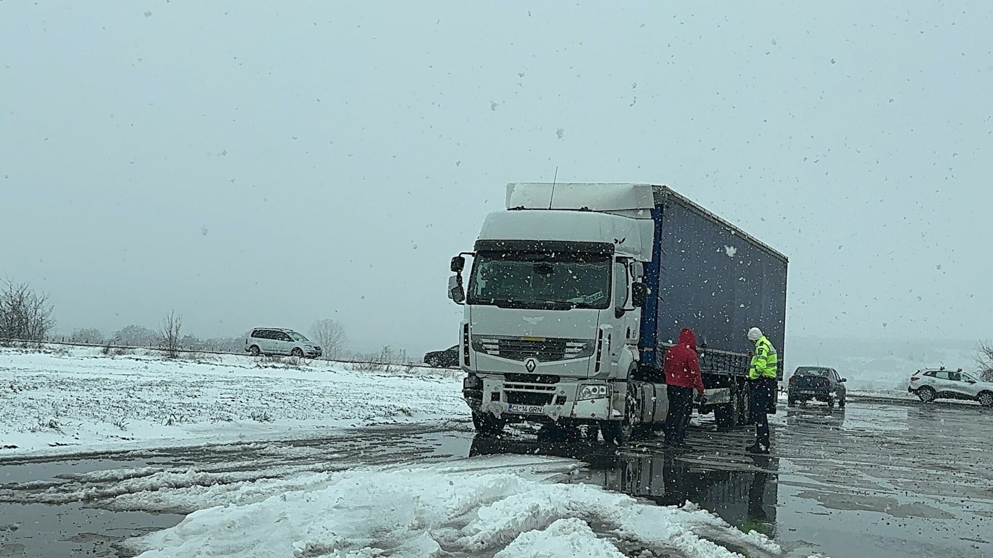 FOTO VIDEO Un TIR a derapat pe DJ228, în apropiere de Penitenciarul Poarta Albă/ Sunt scurgeri de combustibil UPDATE Imagine WhatsApp 2025 02 17 la 15.21.21 b9daaded