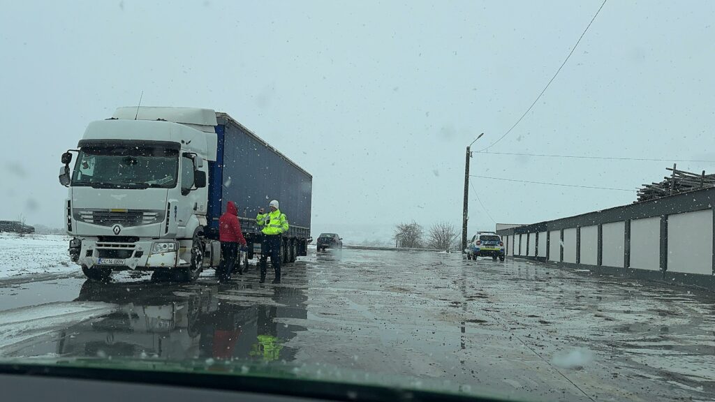 FOTO VIDEO Un TIR a derapat pe DJ228, în apropiere de Penitenciarul Poarta Albă/ Sunt scurgeri de combustibil UPDATE Imagine WhatsApp 2025 02 17 la 15.21.21 fa4d01b2