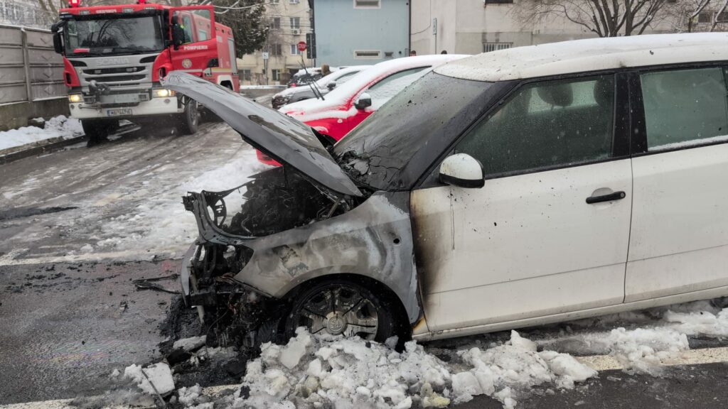 FOTO VIDEO Un autoturism a luat foc pe strada Liliacului din Constanța UPDATE Imagine WhatsApp 2025 02 18 la 09.46.29 604f1735 1