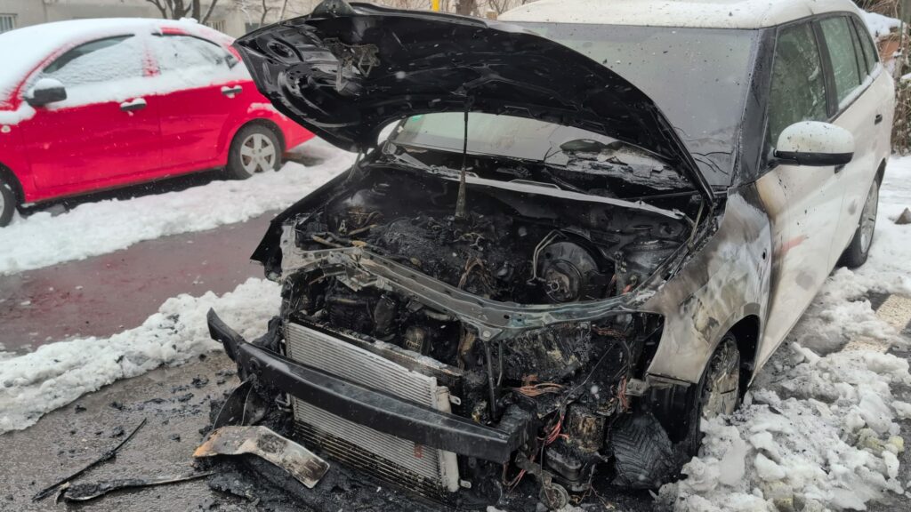 FOTO VIDEO Un autoturism a luat foc pe strada Liliacului din Constanța UPDATE Imagine WhatsApp 2025 02 18 la 09.46.30 38606063