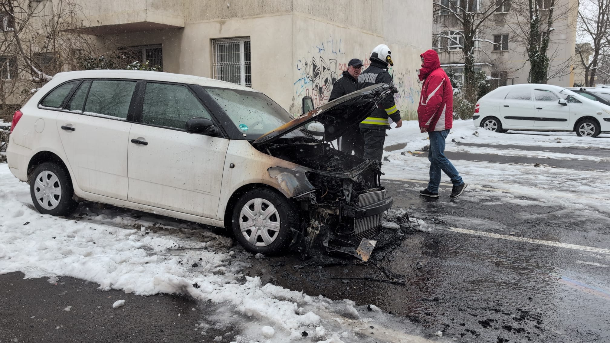 FOTO VIDEO Un autoturism a luat foc pe strada Liliacului din Constanța UPDATE Imagine WhatsApp 2025 02 18 la 09.46.31 43b94e72