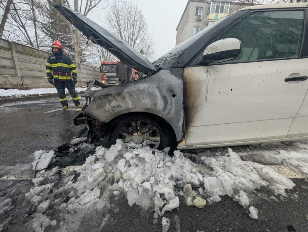 FOTO VIDEO Un autoturism a luat foc pe strada Liliacului din Constanța UPDATE Imagine WhatsApp 2025 02 18 la 09.48.21 8918afbd