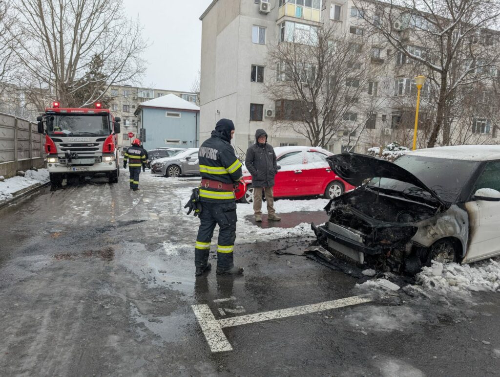 FOTO VIDEO Un autoturism a luat foc pe strada Liliacului din Constanța UPDATE Imagine WhatsApp 2025 02 18 la 09.50.29 4cf7d089