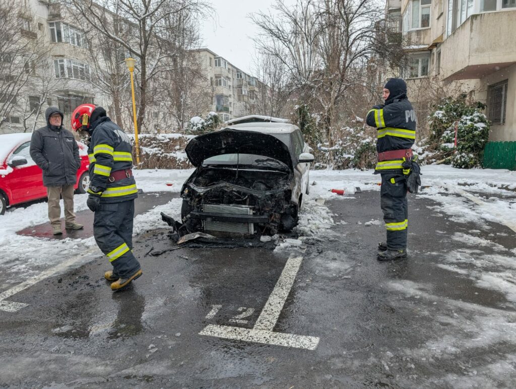 FOTO VIDEO Un autoturism a luat foc pe strada Liliacului din Constanța UPDATE Imagine WhatsApp 2025 02 18 la 09.50.30 15554421