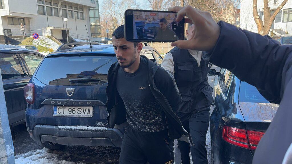 FOTO VIDEO Tânărul care a amenințat și jefuit un cazino la Ovidiu a fost adus la Judecătoria Constanța Imagine WhatsApp 2025 02 19 la 14.38.41 ec409df5