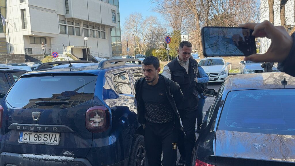 FOTO VIDEO Tânărul care a amenințat și jefuit un cazino la Ovidiu a fost adus la Judecătoria Constanța Imagine WhatsApp 2025 02 19 la 14.38.42 87b41e92