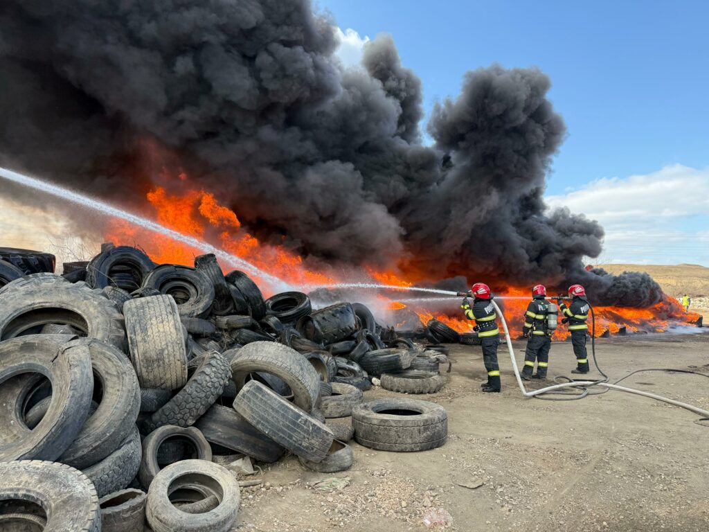 FOTO VIDEO RO-Alert: Incendiu puternic la un depozit de anvelope din Tulcea Imagine WhatsApp 2025 02 21 la 13.26.00 bada7881