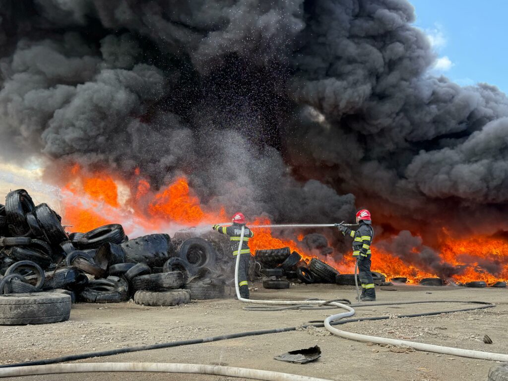 FOTO VIDEO RO-Alert: Incendiu puternic la un depozit de anvelope din Tulcea Imagine WhatsApp 2025 02 21 la 13.26.02 de54848b