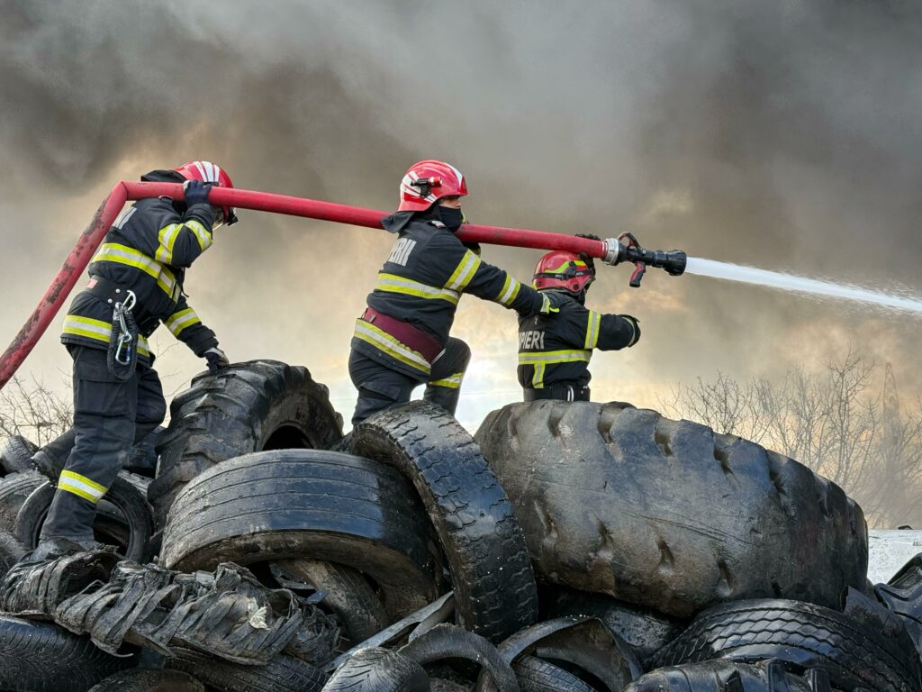 FOTO VIDEO RO-Alert: Incendiu puternic la un depozit de anvelope din Tulcea Imagine WhatsApp 2025 02 21 la 13.45.15 70358258