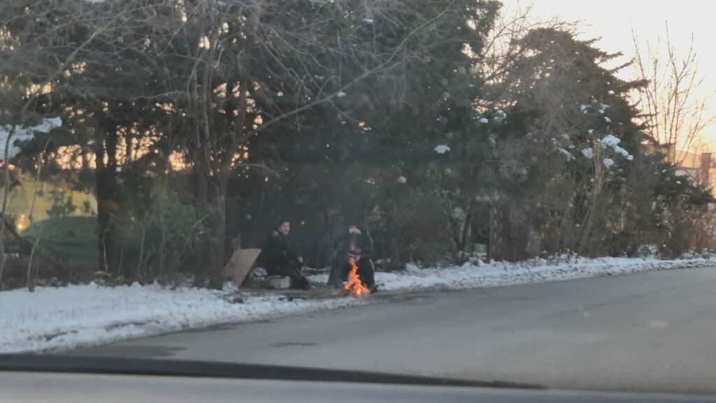 FOTO VIDEO În așteptarea clienților, fetițele se păstrează fierbinți / Ele nu sfidează doar legea, ci și gerul Imagine WhatsApp 2025 02 28 la 12.43.29 df9cd1dc