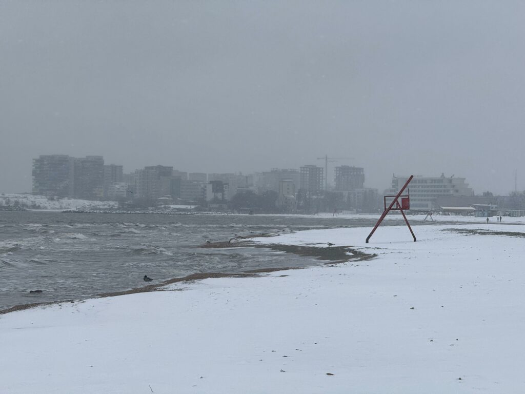 FOTO VIDEO Peisaj de poveste pe plaja din Mamaia. Oamenii au ieșit să admire covorul de zăpadă de la țărm WhatsApp Image 2025 02 16 at 14.34.28 1