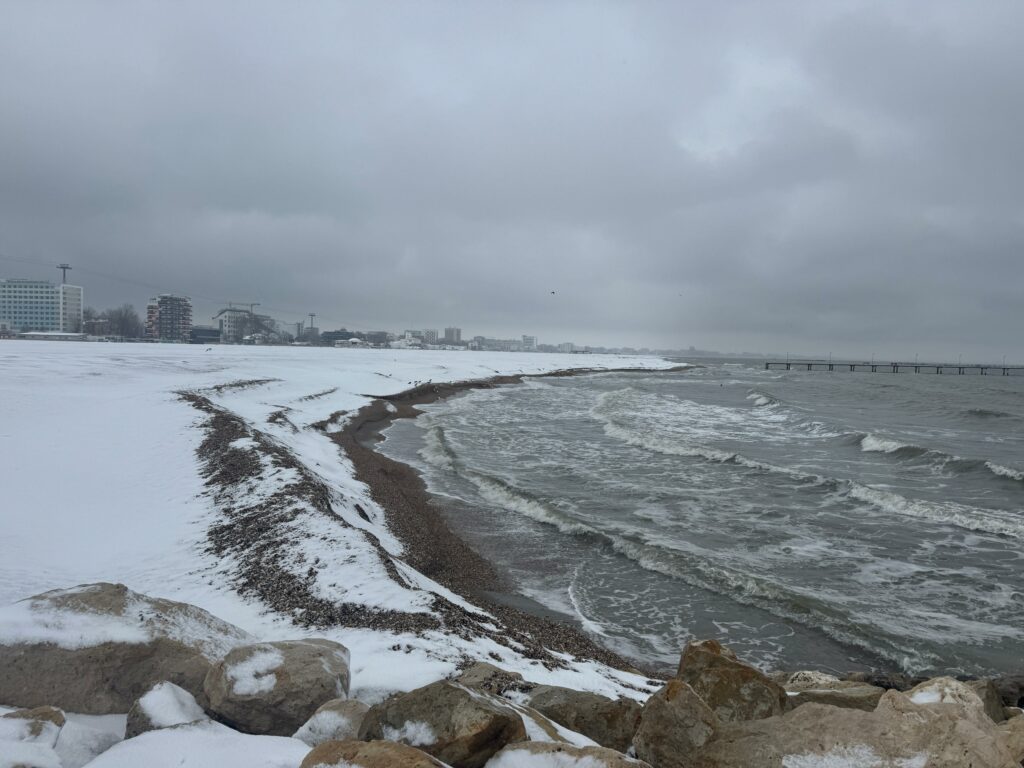 FOTO VIDEO Peisaj de poveste pe plaja din Mamaia. Oamenii au ieșit să admire covorul de zăpadă de la țărm WhatsApp Image 2025 02 16 at 14.34.29