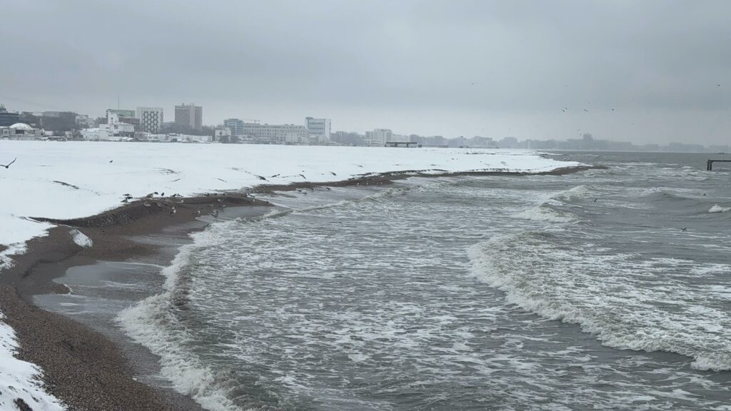 FOTO VIDEO Peisaj de poveste pe plaja din Mamaia. Oamenii au ieșit să admire covorul de zăpadă de la țărm WhatsApp Image 2025 02 16 at 14.34.30 2