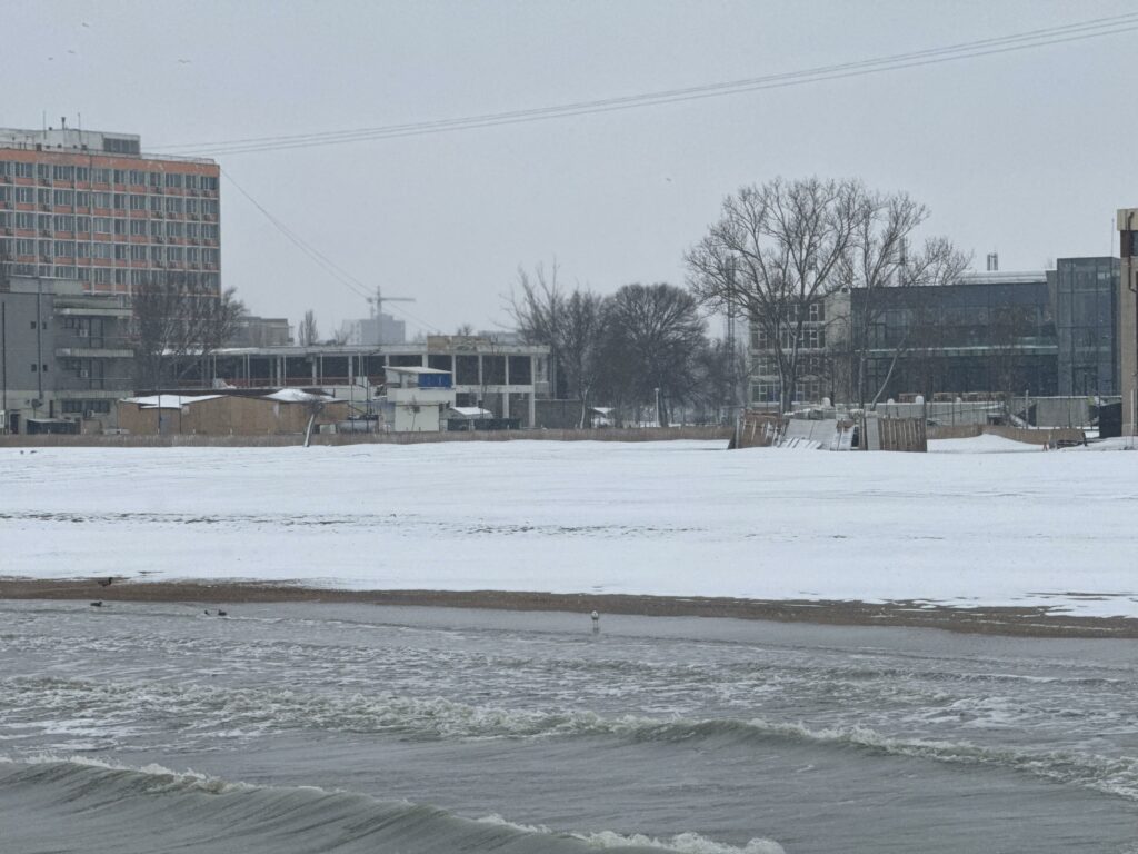 FOTO VIDEO Peisaj de poveste pe plaja din Mamaia. Oamenii au ieșit să admire covorul de zăpadă de la țărm WhatsApp Image 2025 02 16 at 14.34.30 3