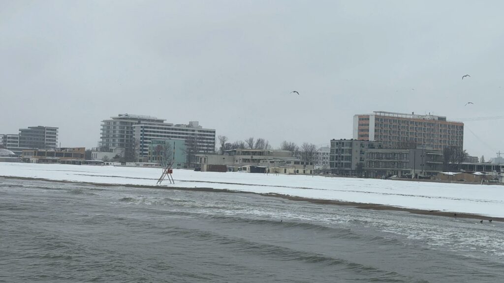 FOTO VIDEO Peisaj de poveste pe plaja din Mamaia. Oamenii au ieșit să admire covorul de zăpadă de la țărm WhatsApp Image 2025 02 16 at 14.34.31 1