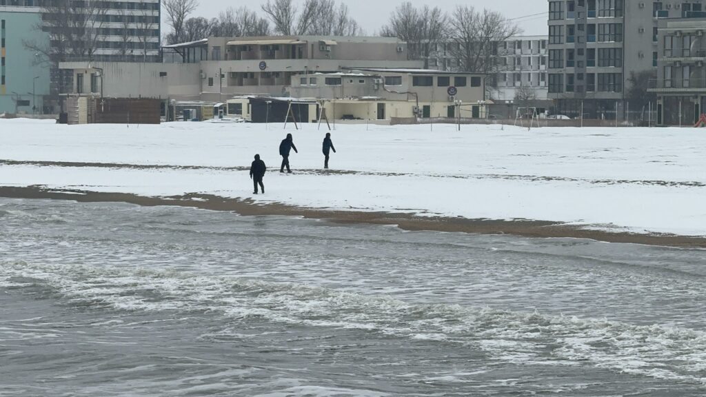 FOTO VIDEO Peisaj de poveste pe plaja din Mamaia. Oamenii au ieșit să admire covorul de zăpadă de la țărm WhatsApp Image 2025 02 16 at 14.34.32 1