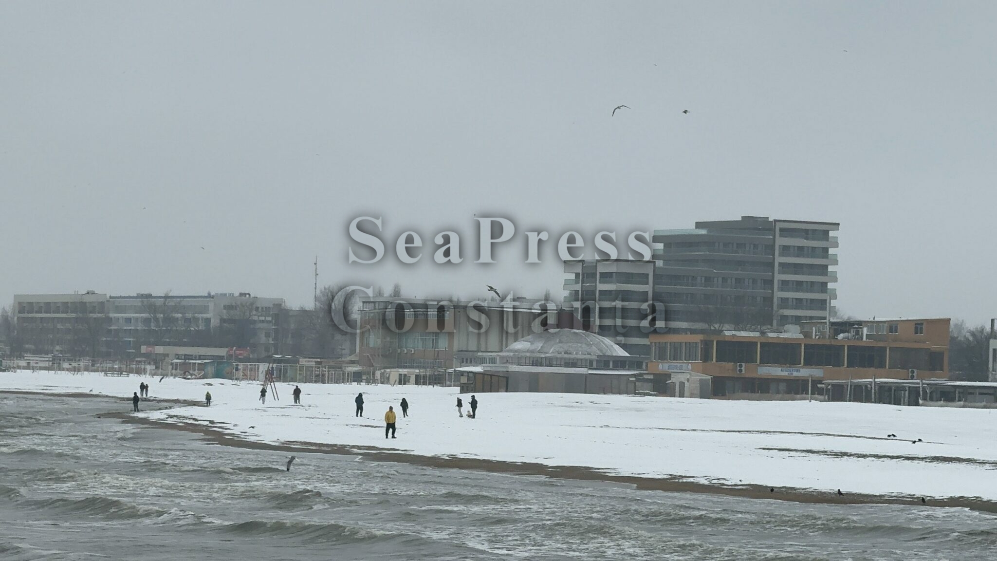 FOTO VIDEO Peisaj de poveste pe plaja din Mamaia. Oamenii au ieșit să admire covorul de zăpadă de la țărm WhatsApp Image 2025 02 16 at 14.34.32