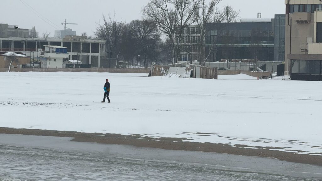 FOTO VIDEO Peisaj de poveste pe plaja din Mamaia. Oamenii au ieșit să admire covorul de zăpadă de la țărm WhatsApp Image 2025 02 16 at 14.34.33