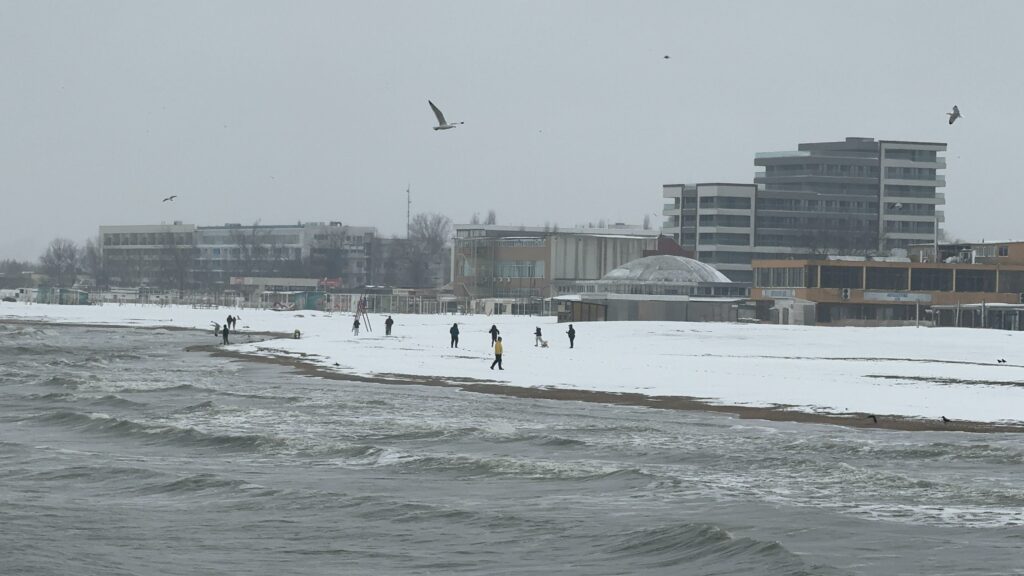 FOTO VIDEO Peisaj de poveste pe plaja din Mamaia. Oamenii au ieșit să admire covorul de zăpadă de la țărm WhatsApp Image 2025 02 16 at 14.34.34 1