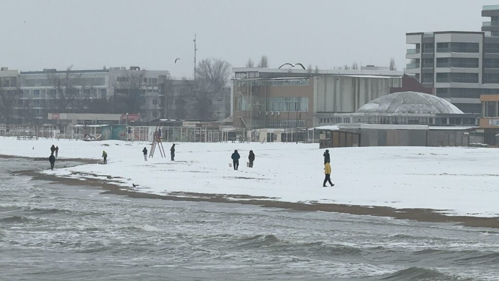 FOTO VIDEO Peisaj de poveste pe plaja din Mamaia. Oamenii au ieșit să admire covorul de zăpadă de la țărm WhatsApp Image 2025 02 16 at 14.34.34