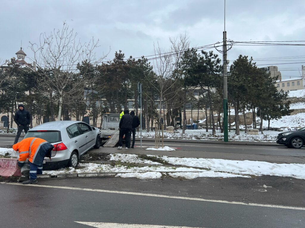 Un șofer fără permis a intrat cu mașina într-un stâlp, pe strada Termele Romane WhatsApp Image 2025 02 19 at 17.08.43 2