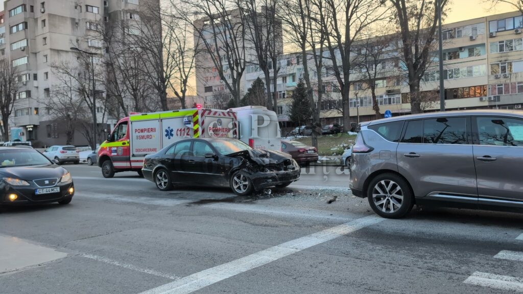 FOTO VIDEO Accident aproape de Filicori, lângă Parcul Tăbăcărie din Constanța / Un Mercedes e distrus /Victimă cu atac de panică UPDATE WhatsApp Image 2025 02 22 at 17.23.17 1