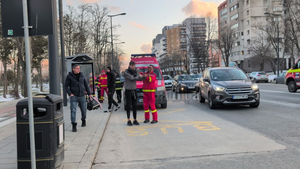 FOTO VIDEO Accident aproape de Filicori, lângă Parcul Tăbăcărie din Constanța / Un Mercedes e distrus /Victimă cu atac de panică UPDATE WhatsApp Image 2025 02 22 at 17.23.17 2