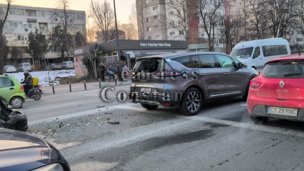 FOTO VIDEO Accident aproape de Filicori, lângă Parcul Tăbăcărie din Constanța / Un Mercedes e distrus /Victimă cu atac de panică UPDATE WhatsApp Image 2025 02 22 at 17.23.18 1